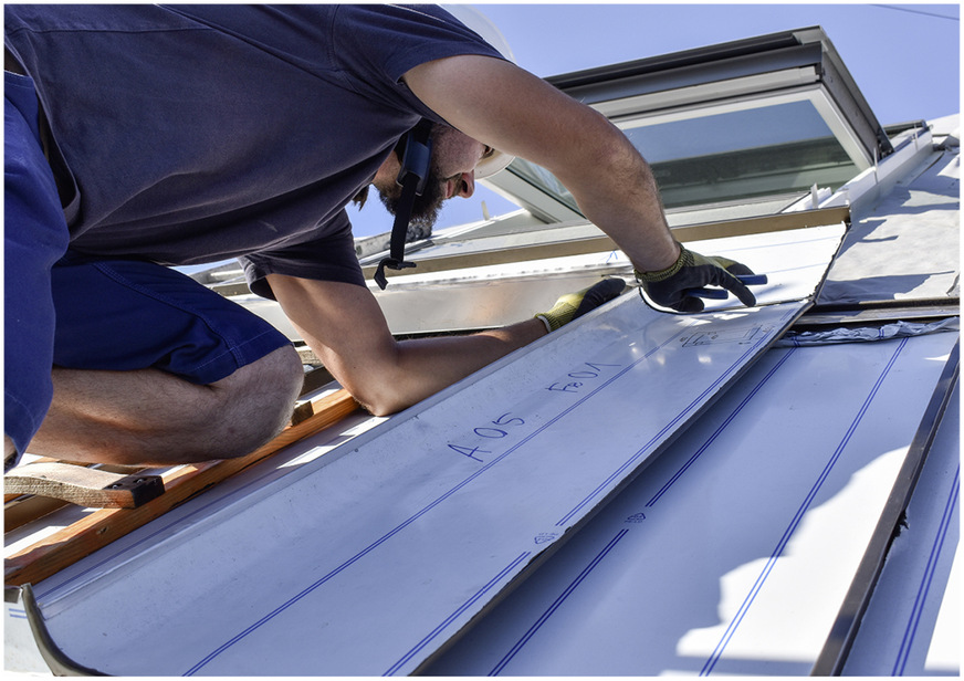 Ein Spengler des Fachbetriebs Lummel beim Anschluss eines Dachflächenfensters