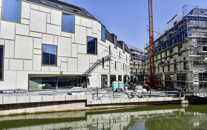 Dieses Foto lässt erahnen, wie beengt das Arbeiten auf der Baustelle war