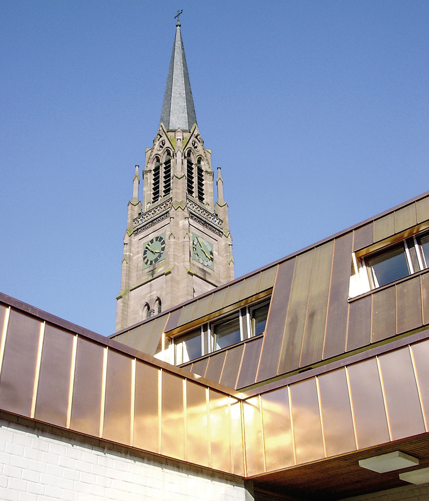 Ein kupferbekleidetes Mansardendach und ein tiefer liegendes Flachdach mit Winkelstehfalzumrandung