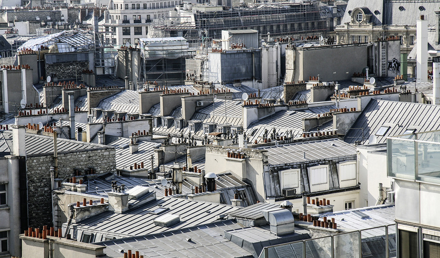 Ein Blick über die eindrucksvolle Zink-Dachlandschaft von Paris ...