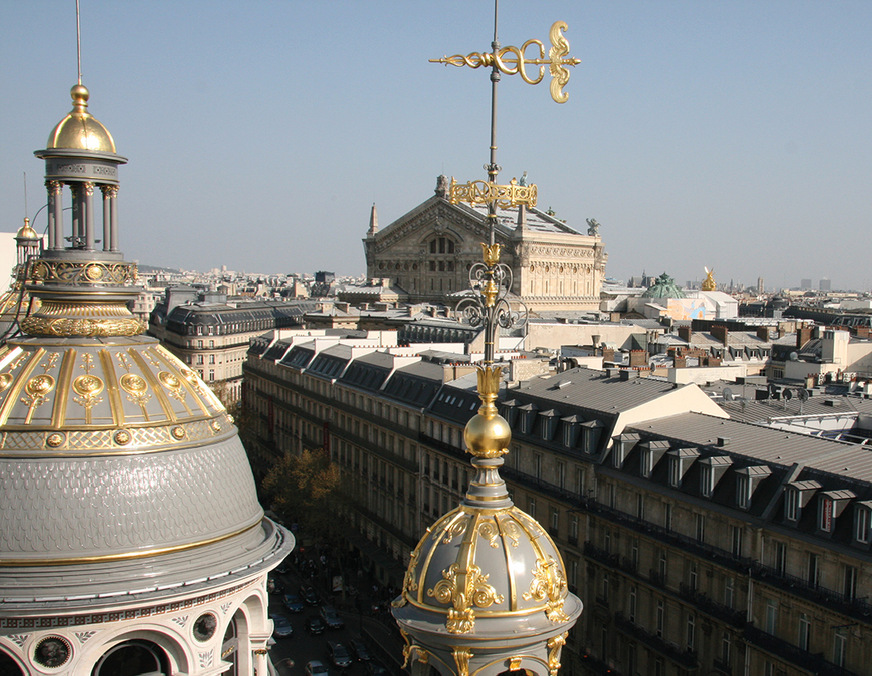 ... zeigt zahlreiche Mansardendächer und andere Metalldachschönheiten