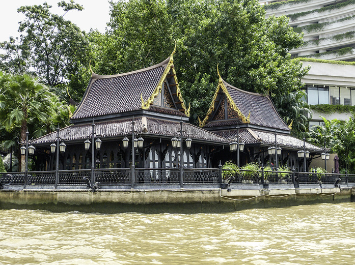 Zwei kleinere Fußwalmdächer in Bangkok mit darüberliegenden Giebelflächen und geschwungenem Hauptfirst