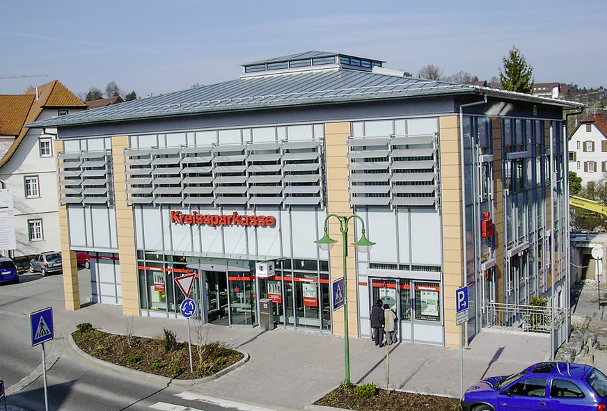 Blick auf ein Titanzink-Zeltdach mit Dachlaterne und großem Dachvorsprung