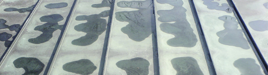 Bei flach geneigten Dächern steigt die Gefahr der Pfützenbildung, was falzdichtende Maßnahmen erforderlich macht