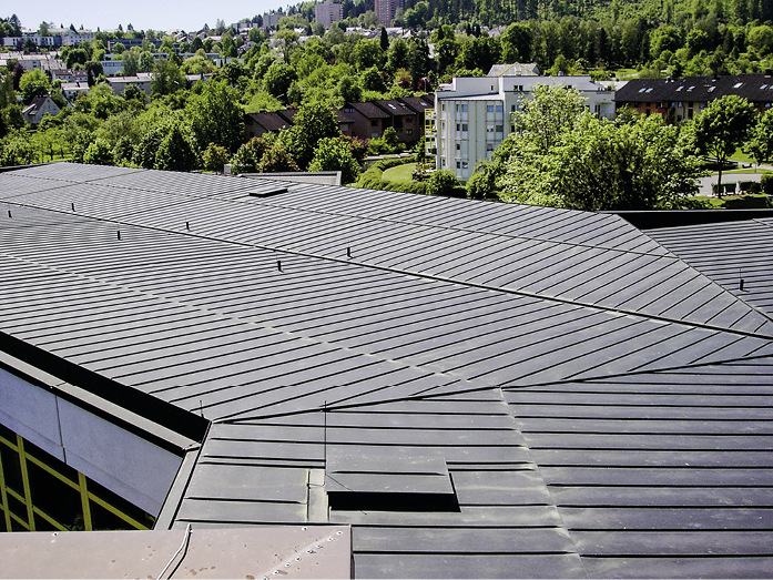 Kupferstehfalzdach mit einer für Schmetterlingsdachformen typischen innen liegenden Rinne﻿