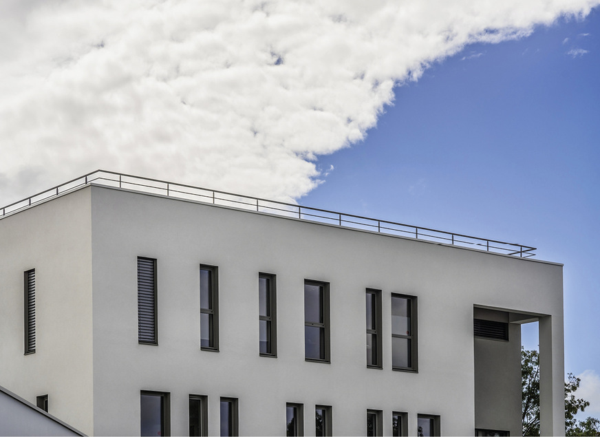 Solche Geländer ermöglichen die Nutzung von Flachdachbereichen und bieten Sicherheit bei Wartungsarbeiten