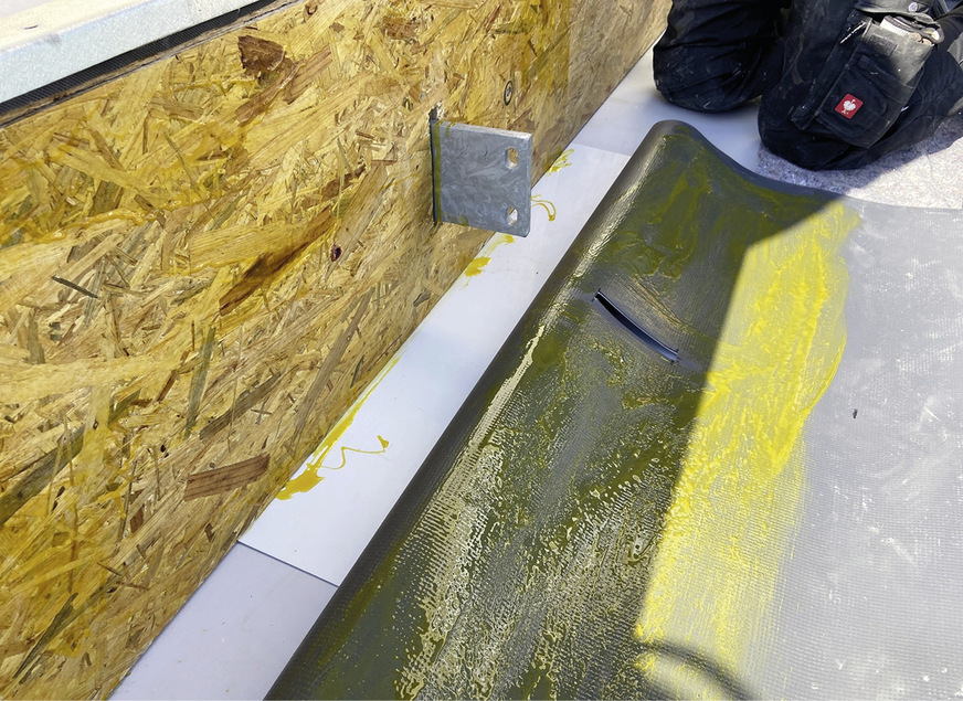 Vorbereitung der Unterkonstruktion und Auftrag des Folienklebers