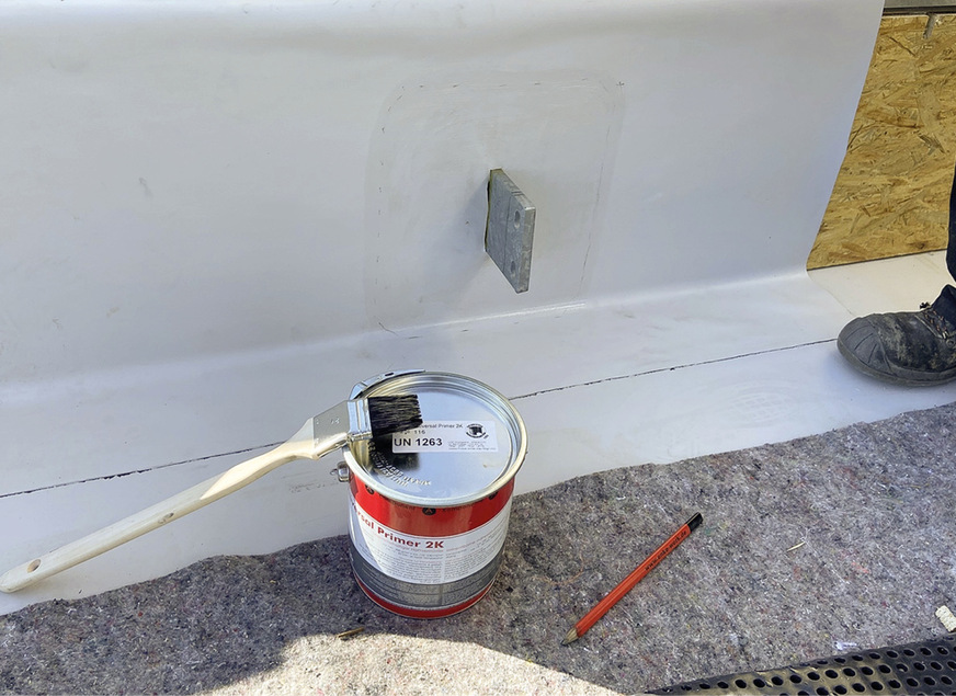 Anschliff der Folienbahn mit 40er Korn und Auftrag des Enke-Universal­primer 2K