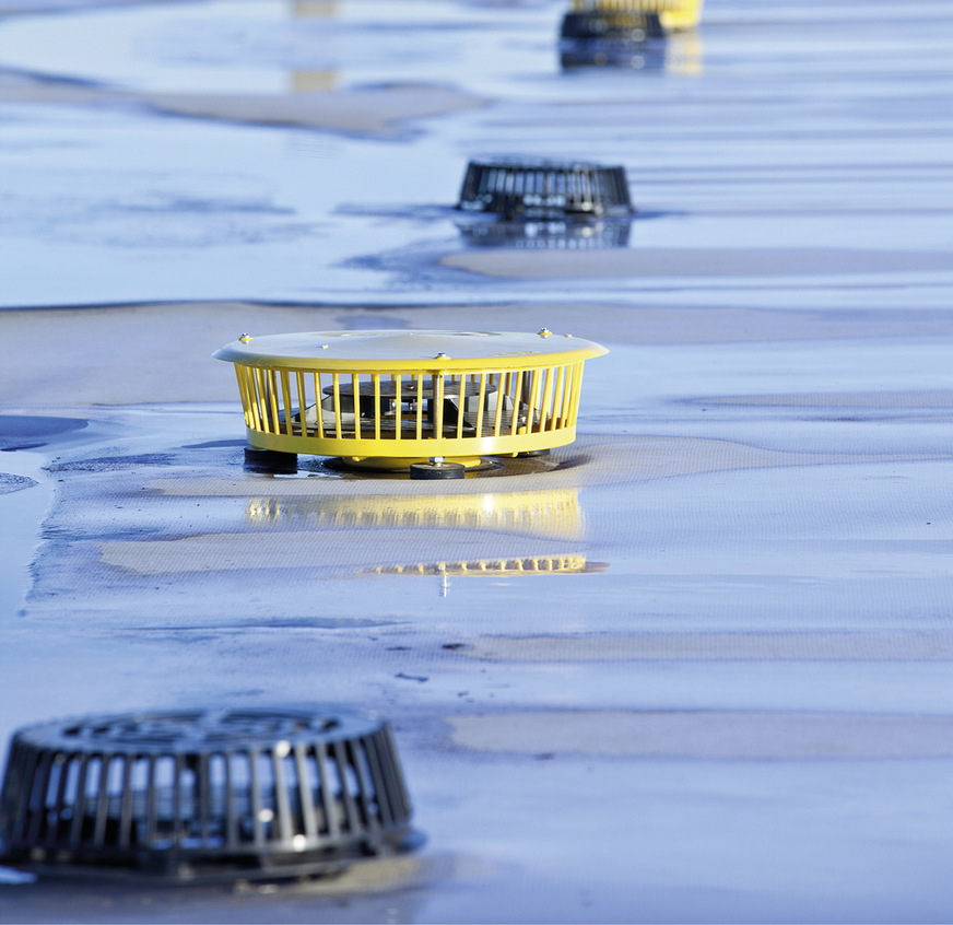 Flachdachentwässerung mit Dach- und Notabläufen