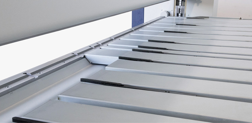 Maku-Standardanschlag mit zurückgezogenen Auflageblechen. Bei der Version mit Zweiachsen-Hinteranschlag können Profile parallel, konisch oder steckbar gebogen werden