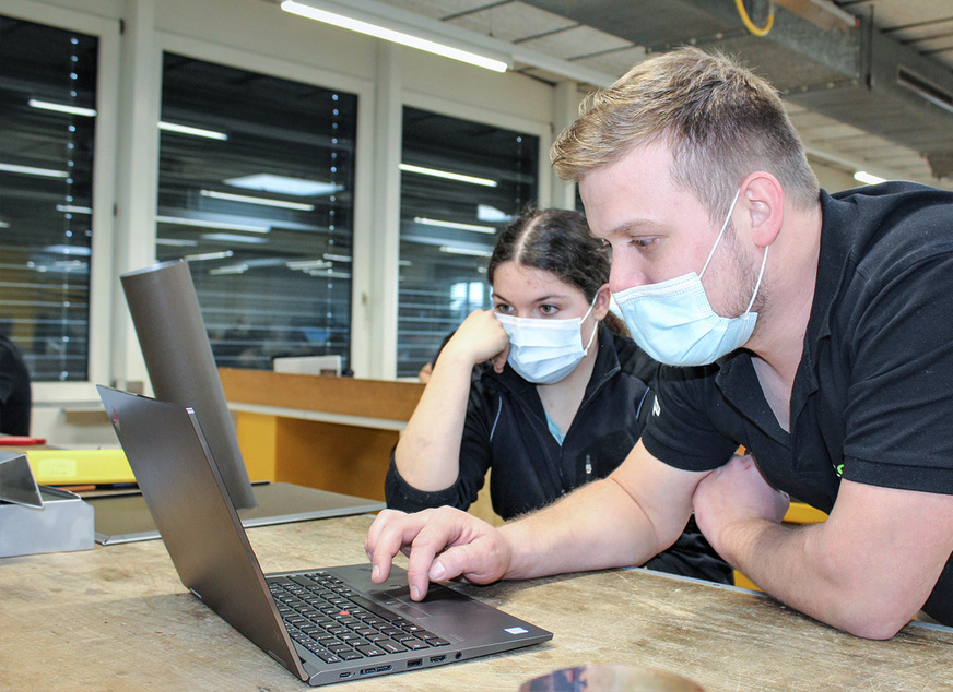 Im GZO Gebäudetechnik Zentrum Ostschweiz werden Profile unter virtueller Anleitung aus dem Gesacon-Hauptquartier erstellt