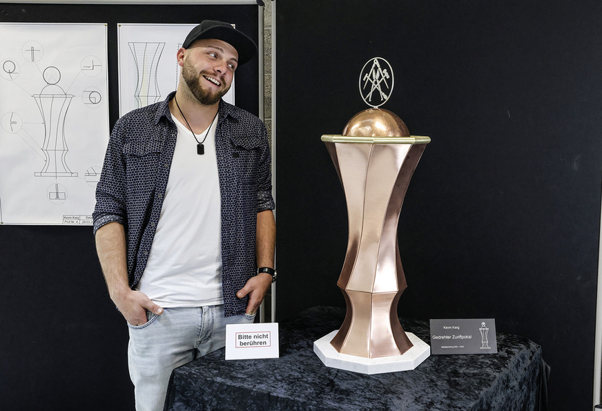 Kevin Karg freut sich über seinen gedrehten Zunftpokal