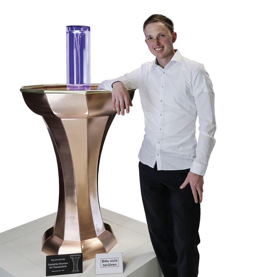 Gedrehter Brunnen mit Wassersäule von Jörg Ummenhofer