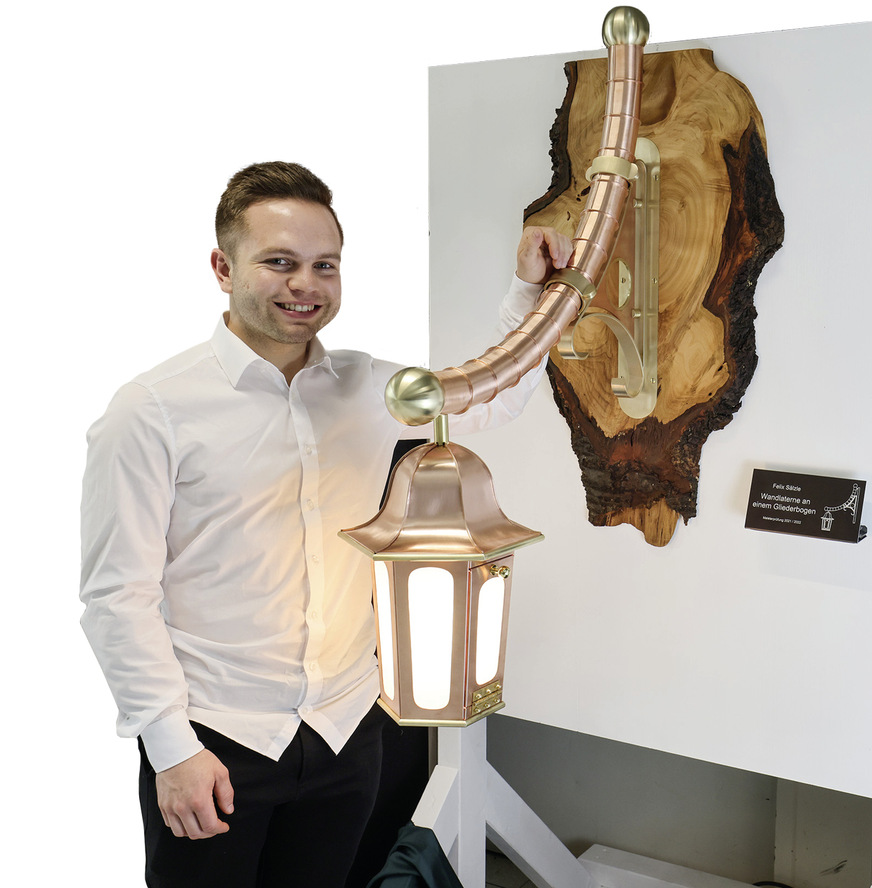Felix Sälzle präsentiert seine Wandlaterne mit Gliederbogen