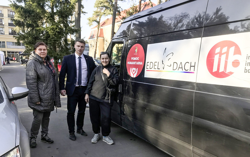 Jarosław Margielski (Stadtpräsident Otwock) unterstützt Małgorzata Nowakowska (r.) und das Team freiwilliger Helfer. Links im Bild: Architektin Natalia, Khrakov