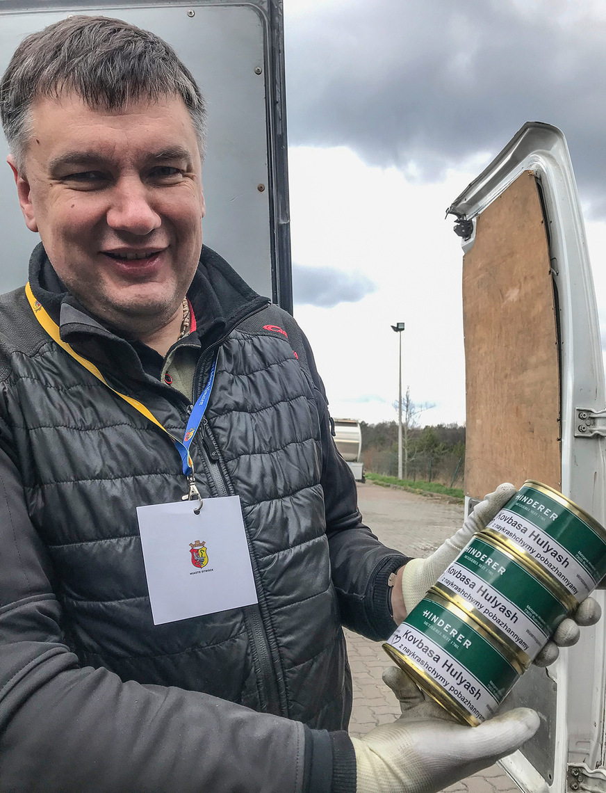 Valery Lymarenko von der Spenglerei Specizolacija aus Khrakov hat mehrere Transporte mitorganisiert. Er freut sich besonders über diese speziell im Auftrag des Gentner Verlages angefertigten und ukrainisch beschrifteten Konserven