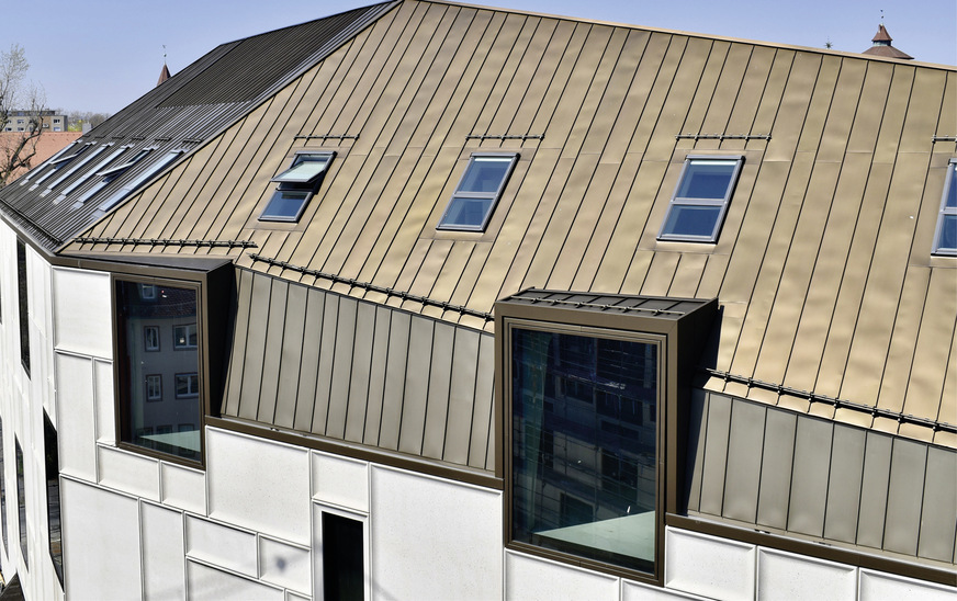 Unterschiedlich geneigte Dachflächen und eine komplexe Dachgeometrie bestimmen das Erscheinungsbild der Dachlandschaft
