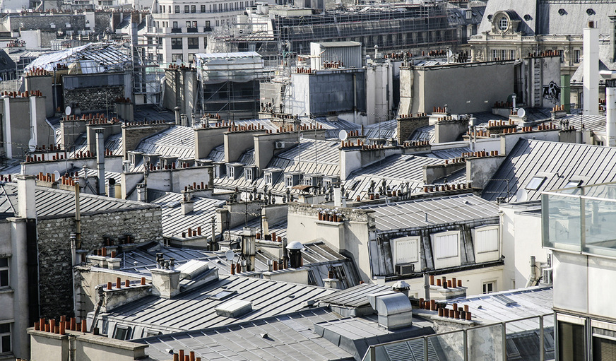 Ein Blick über die eindrucksvolle Zink-Dachlandschaft von Paris ...