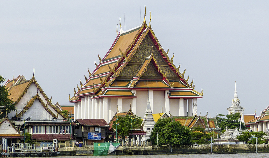 Dieses stattliche Fußwalmdach eines Tempels in Bangkok besitzt mehrere Abstufungen an Walm- und Hauptdachflächen sowie einen unterteilten Giebel