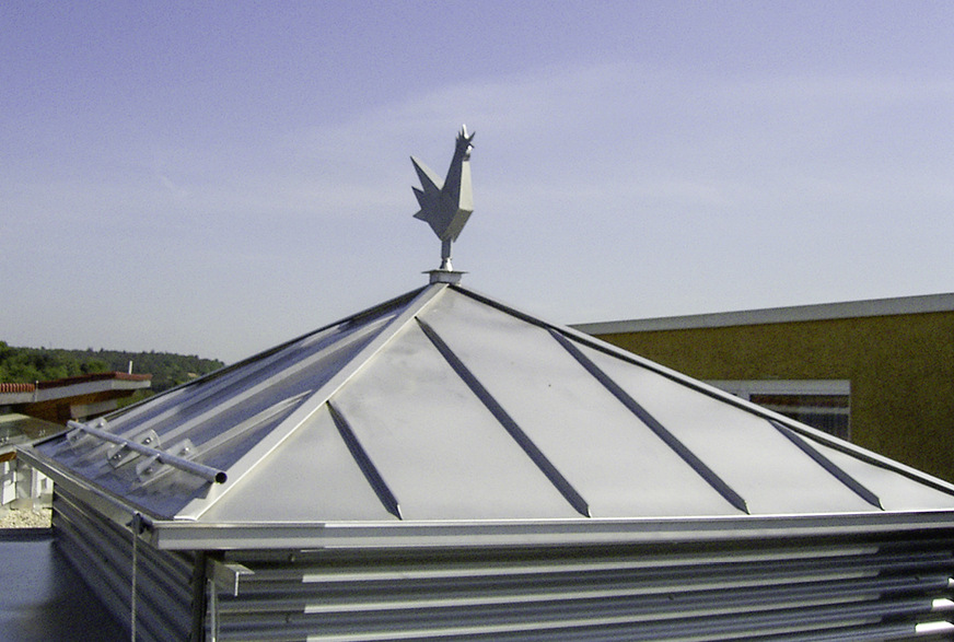 Edgar Bucks Edelstahl-Zeltdach mit stilisiertem und drehbarem Wetterhahn
