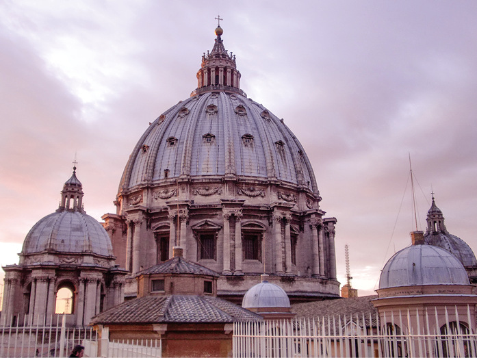 Die Kuppeln der Basilika Sankt Peter im Vatikan in Rom sind mit Blei gedeckt