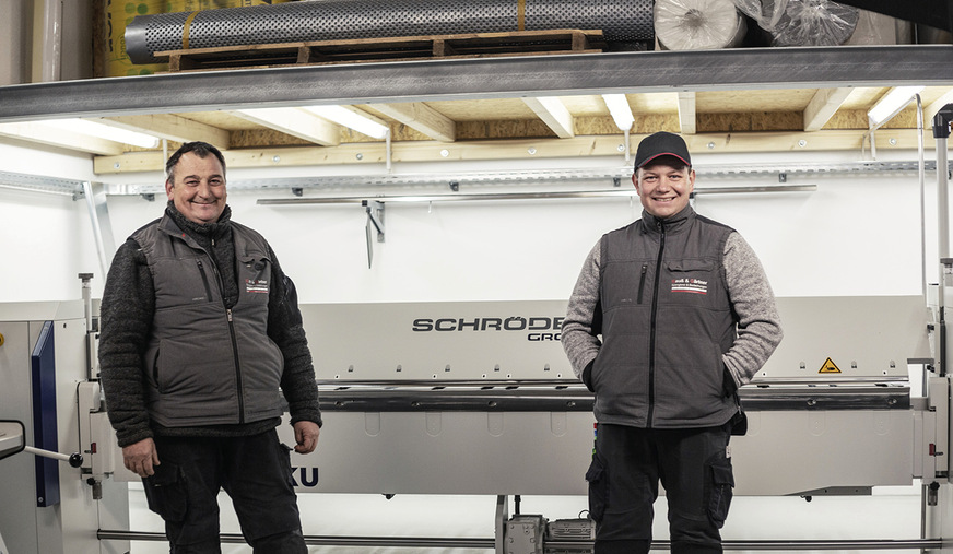 Steffen Gauß und Dominik Gärtner vor „ihrer“ vielseitig einsetzbaren, motorisch betriebenen Schröder-Schwenkbiegemaschine Maku