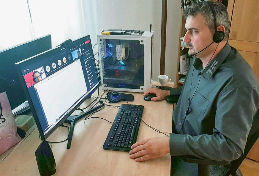 Zeljko Lovric wird an der Technischen Fachschule in Bern von Gesacon geschult