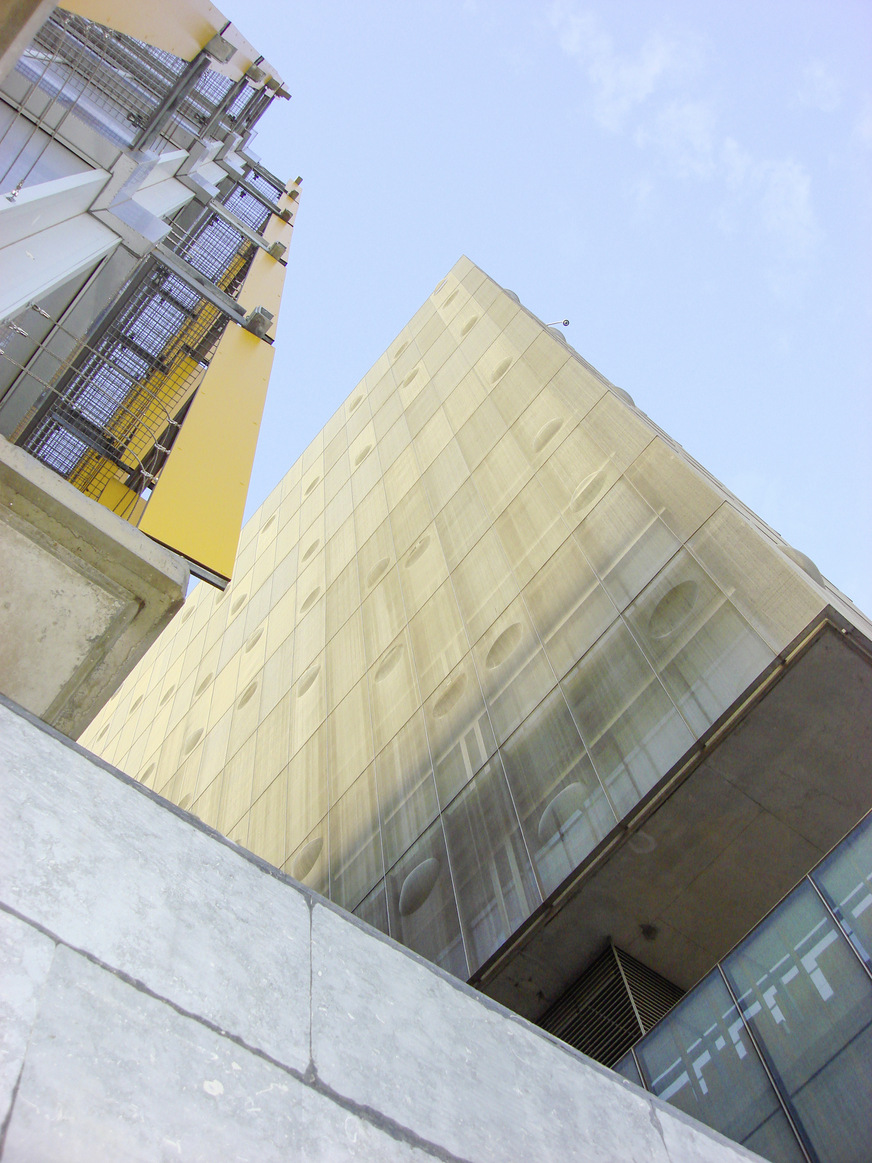 Vorgehängte Fassade mit einem Edelstahlgewebe aus Dorsten an der Indra-Zentrale in Barcelona