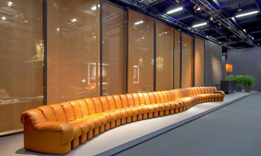 Raumteiler auf der Kölner Möbelmesse mit dem Architekturgewebe Snake Bronze