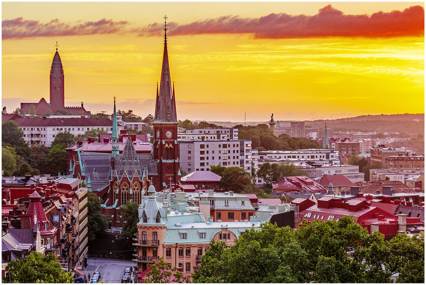 Dachlandschaft der Göteborger ­Altstadt mit der Oscar-Fredriks-­Kirche im ­herrlichen Sonnen­untergang