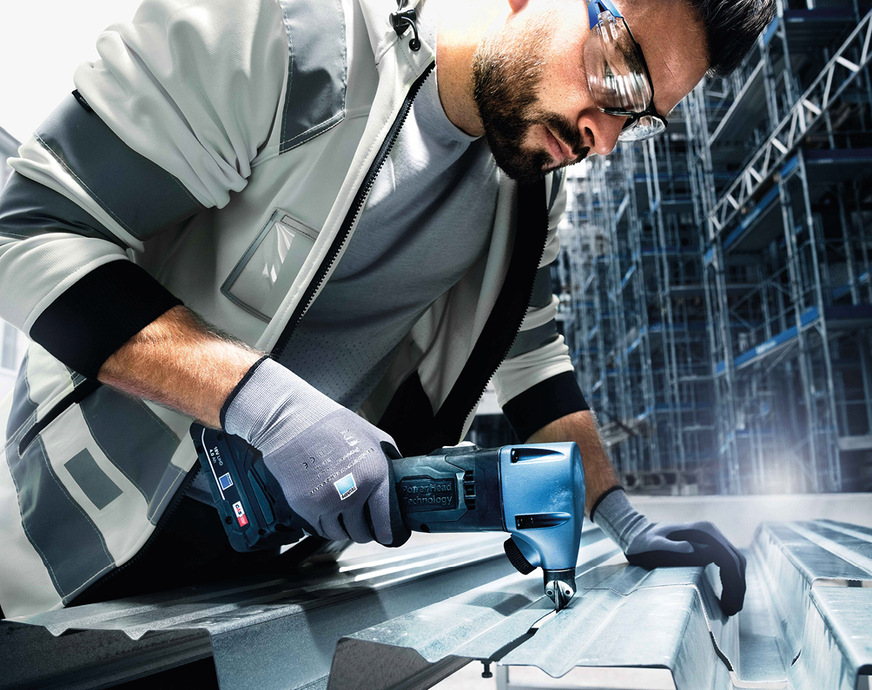 Der kabellose Trumpf-Profilnibbler TruTool PN 200 LiHD-Akku 18 V trennt problemlos bis zu 2 mm dicke Bleche aus Baustahl