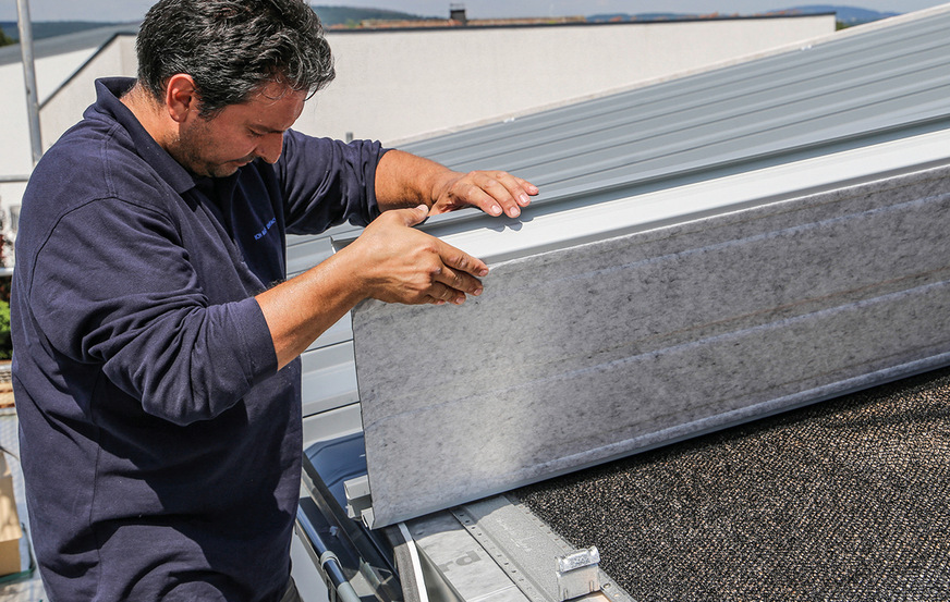 Die Rib-Roof-Profilbahnen mit werkseitig aufgebrachter, unterseitiger Akustikvliesbeschichtung werden in standardmäßiger Verlegetechnik mit dem jeweiligen Clipsystem montiert