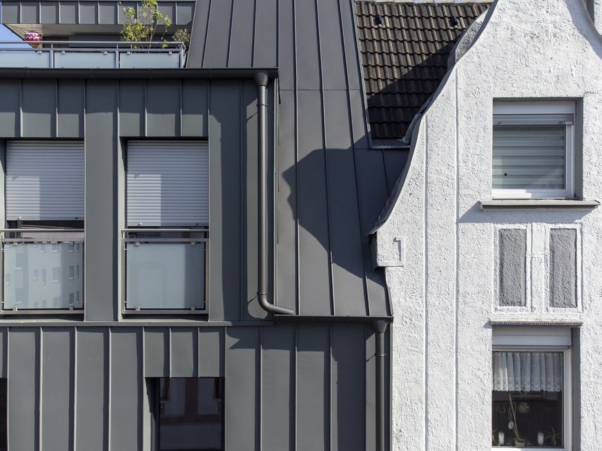 &nbsp;Hier greift das neue Dach auf das alte nebenliegende Gebäude über