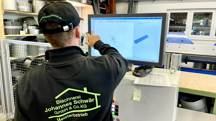 Kompliziertere Kantteile erfasst Meister Christian Uetz in der Bendex-Software