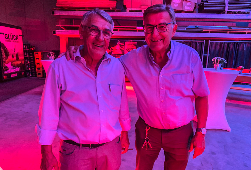 Erich und Alfred jun. Altvater in der rot beleuchteten Halle