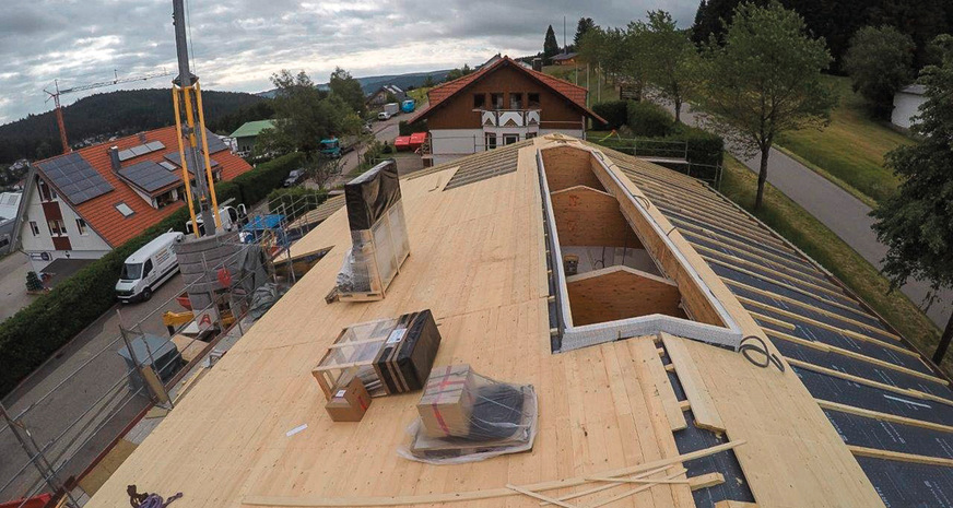 Blick auf den Dachaufbau samt neuer Holzkonstruktion ...