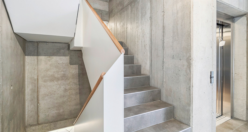Bauelemente aus Metall bestimmen auch das Design im Innenbereich des modernen Wohn- und Geschäftshauses