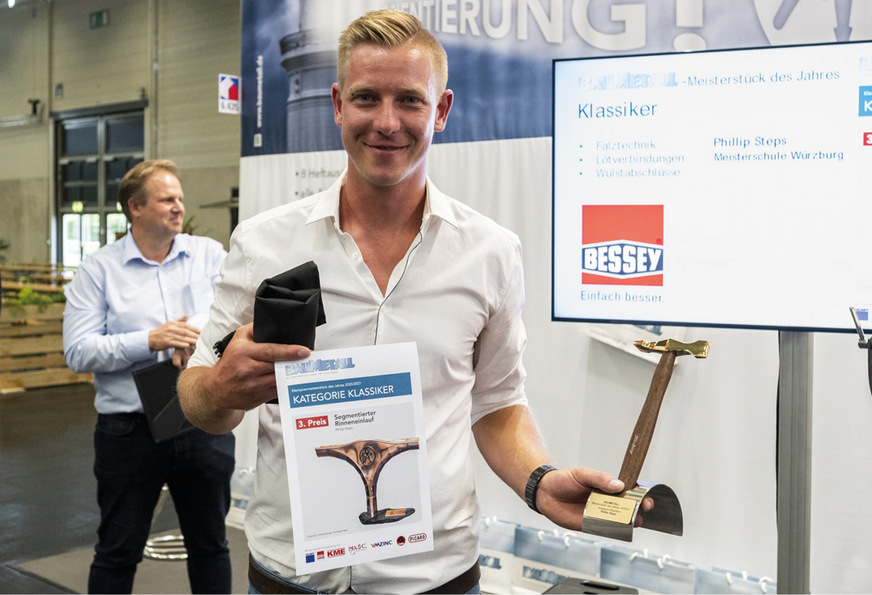 Über den dritten Preis in der Kategorie „Bester Klassiker“ freut sich Phillip Steps. Sein Meisterstück ist ein segmentierter Rinneneinlauf. Neben dem obligatorischen Kreuzschweifhammer von Picard gewinnt er ebenso wie die anderen Drittplatzierten ein Scheren-Set von Bessey