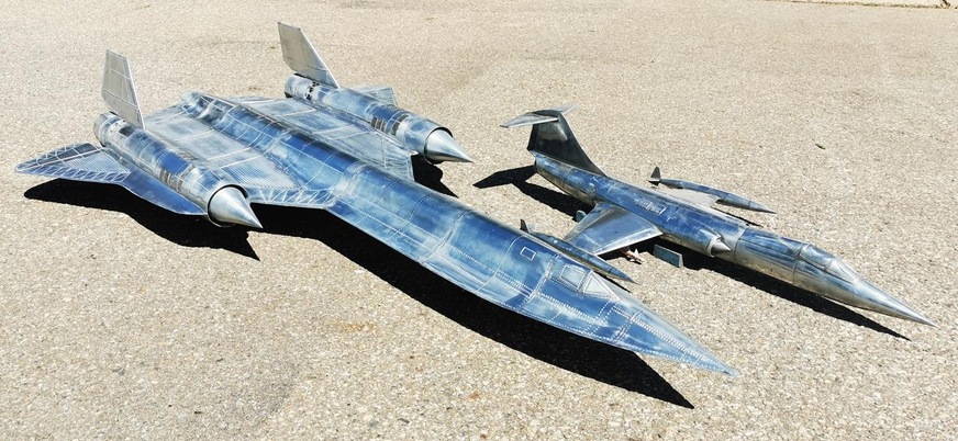 1:16 / Die SR-71 und der Starfighter aus dem zurückliegenden BAUMETALL-Workshop im Größenvergleich
