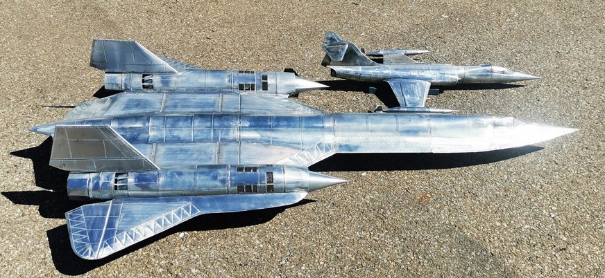 1:16 / Die beiden Titanzinkmodelle der SR-71 und des Strafighters im direkten Größenvergleich