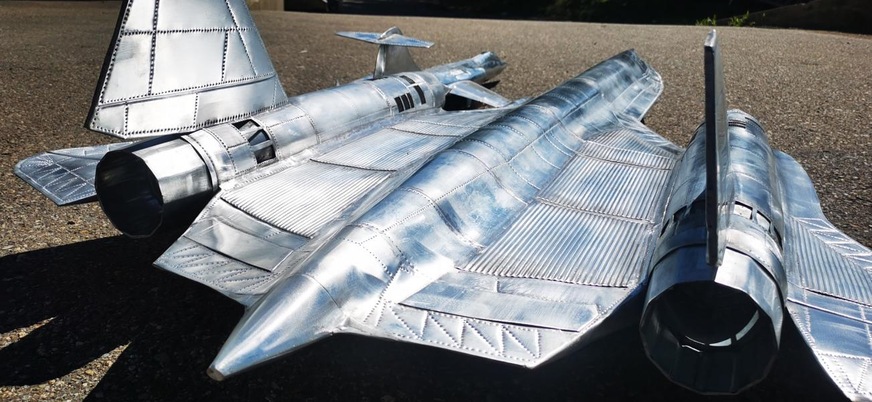 Blick auf das formschöne Heck des zweistrahligen Überschall-Flugzeugs – links vorne ist das Starfighter-Modell zu sehen