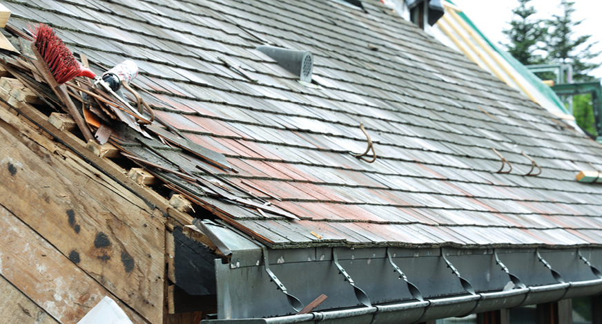 Das mit Holzschindeln gedeckte Dach während der Sanierung