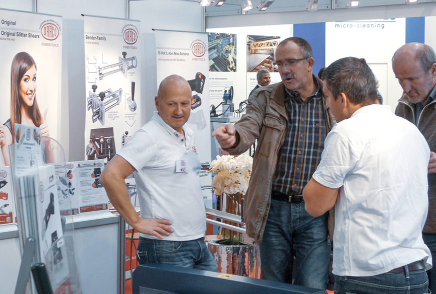 Das BAUMETALL-Archivfoto zeigt den Dräco-Messestand einer zurückliegenden Euroblech. Auch dieses Jahr präsentiert das Dräco-Team um Jürgen Martin Sigel in Halle 27, Stand G166, Neuheiten wie den Winkelfalzschließer K8, der ab sofort mit schwenkbarem Hebel lieferbar ist