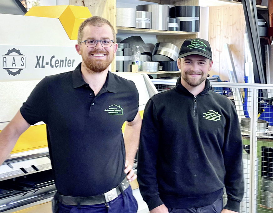 Johannes Schwär und Timo Schweizer vor dem RAS XL-Center mit Up-down-Biegetechnologie