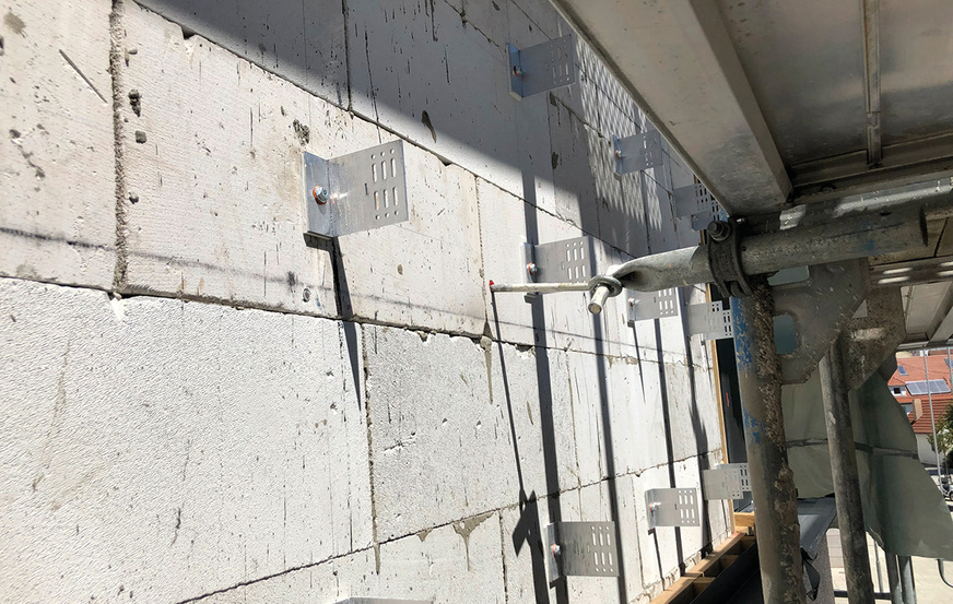 Untergrund aus Porenbeton mit thermisch getrennten Haltekonsolen aus Aluminium für eine gedämmte hinterlüftete Fassade
