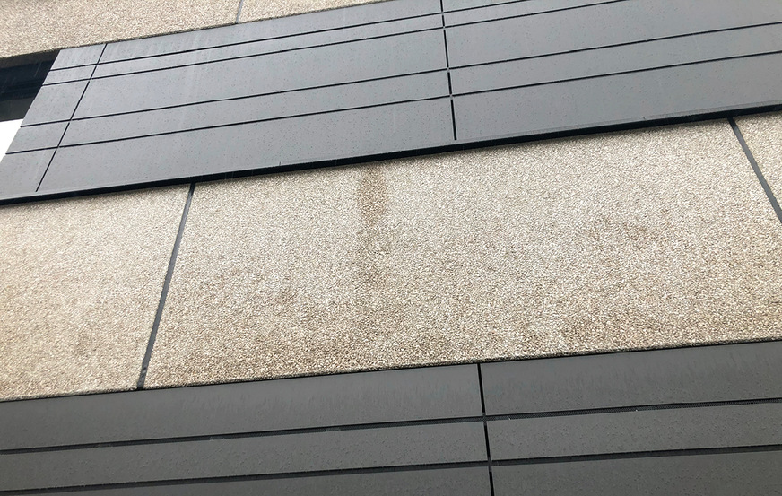 Die unterschiedliche Höhe der Platten schafft Struktur und Dynamik