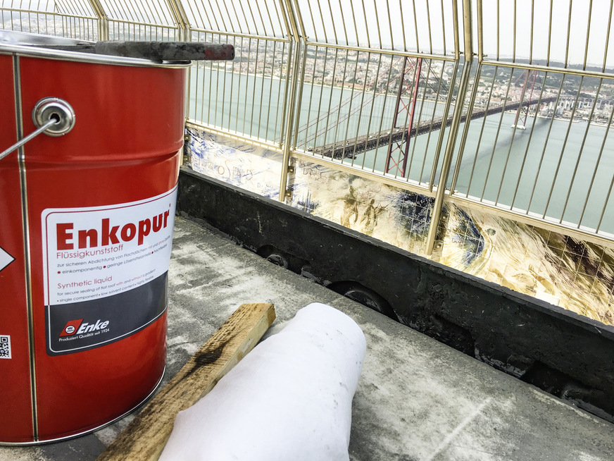 Was für ein Arbeitsplatz: Vom 75 m hohen Aussichtsplateau bietet sich ein herrlicher Blick auf die Brücke des 25. April – eine 2278 m lange Hängebrücke über den Tejo. Das Brückenbauwerk ist das weltweit drittlängste mit kombiniertem Eisenbahn- und Straßenverkehr