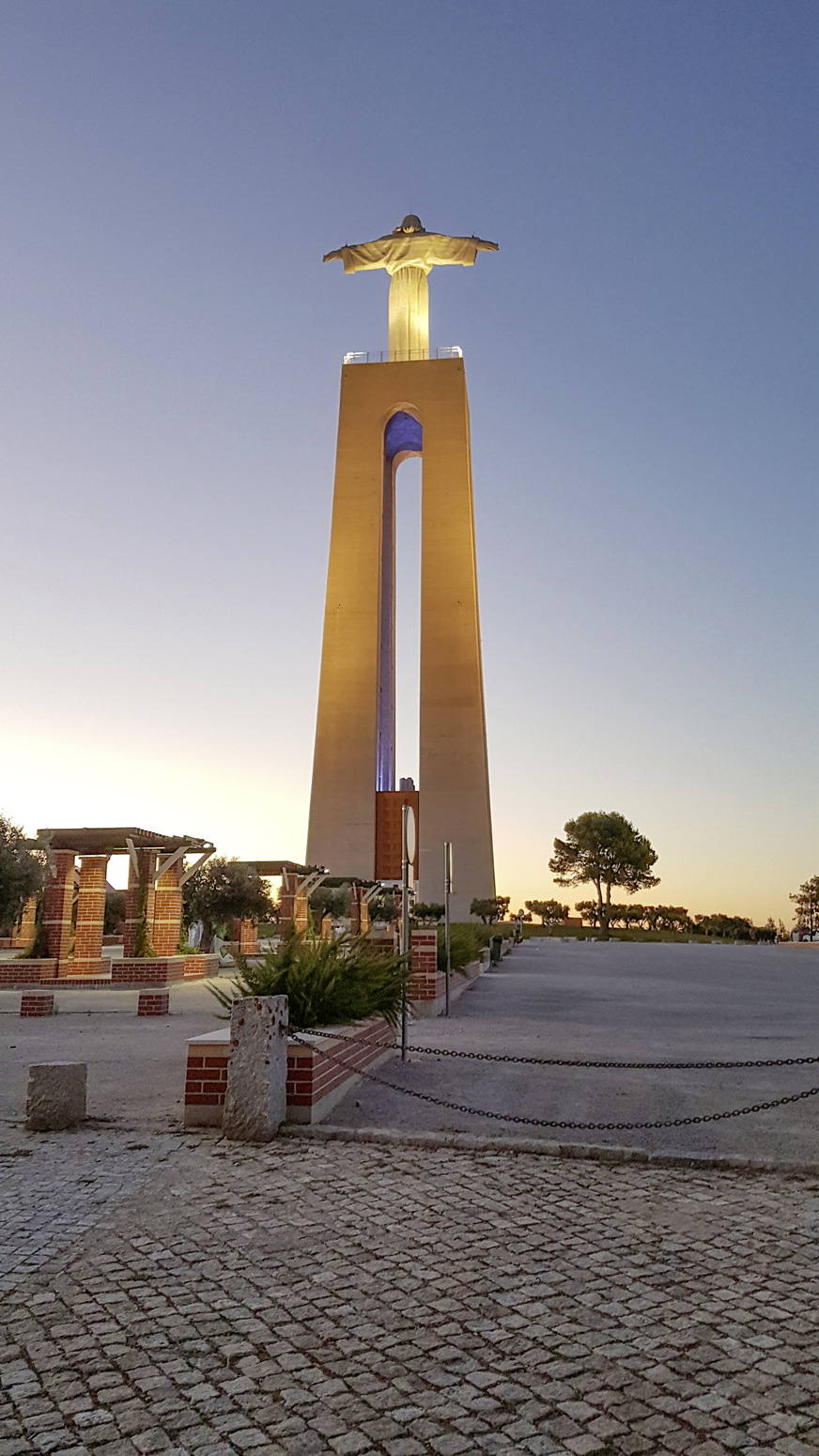 Die 28 m hohe Statue von Cristo Rei wacht seit über 60 Jahren auf einem 75 m hohen Sockel über den Tejo und die am gegenüberliegenden Flussufer liegende Stadt Lissabon