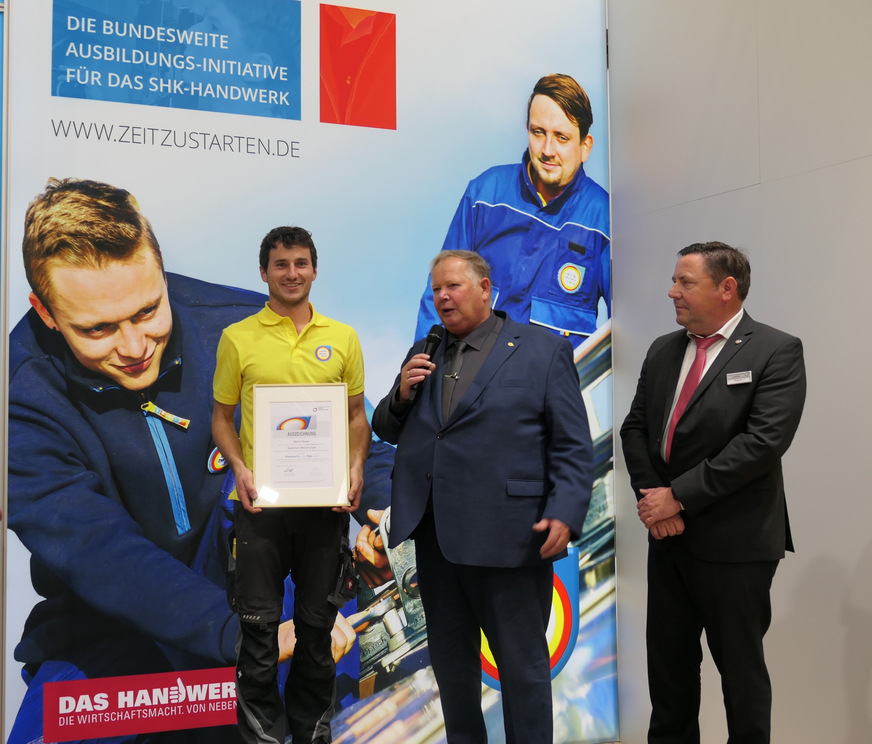 Der Deutsche Meister im Klempnerhandwerk Moritz Nehrer bekommt seine Urkunde von Joachim Butz (Landesinnungsmeister Baden-Württemberg) und Jens Wagner (Landesinnungsmeister Hamburg) feierlich überreicht