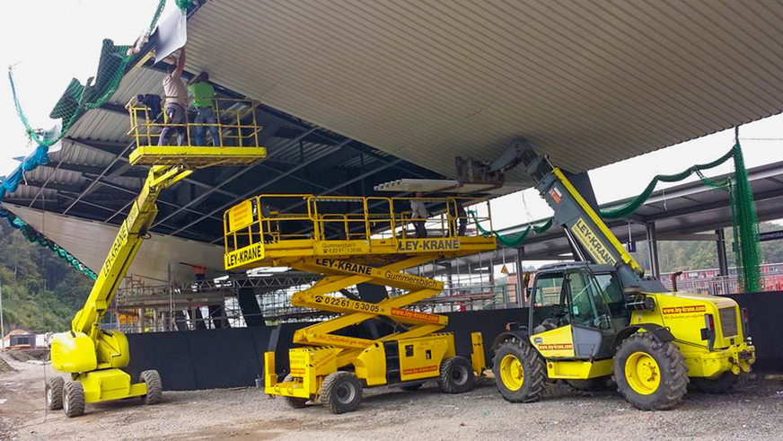 Installation der Trapezprofiltafeln als Montageebene der Schindelbekleidung